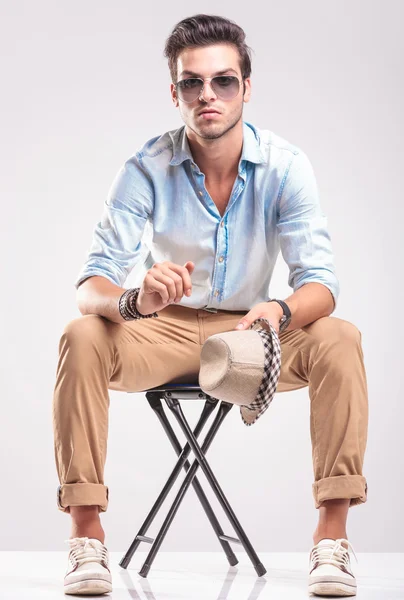 Ležérní módní muž sedí na stoličce — Stock fotografie