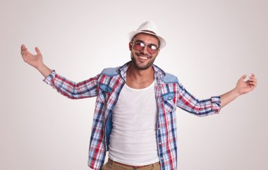 Sizi karşılayan yakışıklı genç