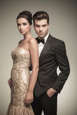 Onun sevgilisi tutan çekici şık adam