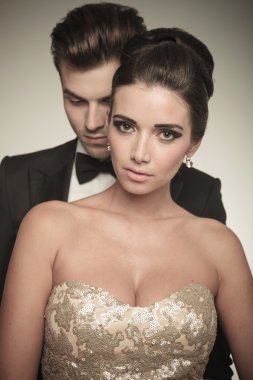 güzel kadın kocası ile birlikte poz. 