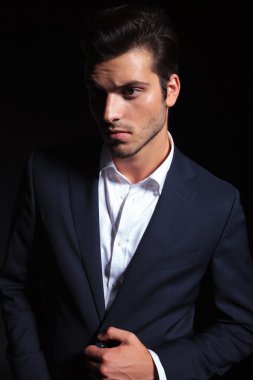 Ceketini unbuttoning yakışıklı genç iş adamı
