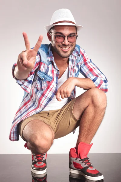 Casual fashion man showing the victory gesture. — Stock Photo, Image