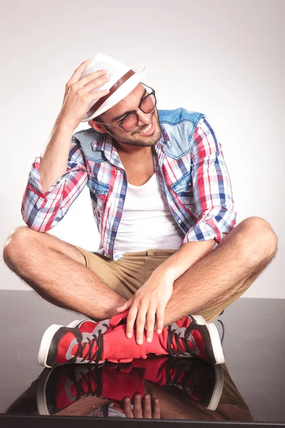 Casual mode man zit met zijn benen gekruist — Stockfoto