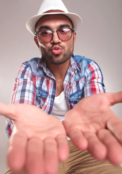 Jonge man met zijn handen in fron — Stockfoto