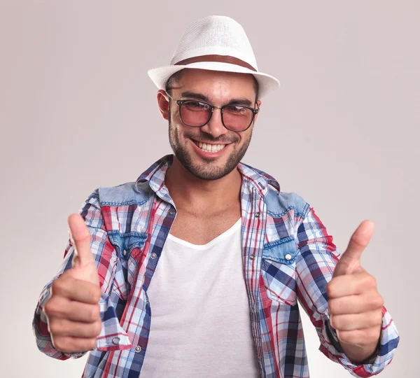 Jovem casual homem mostrando os polegares para cima gesto . — Fotografia de Stock