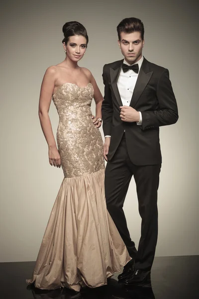 Jonge elegante man en vrouw poseren — Stockfoto