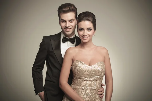 Retrato de um jovem feliz elegante casal posando — Fotografia de Stock