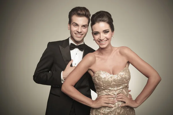 Feliz pareja elegante riendo — Foto de Stock