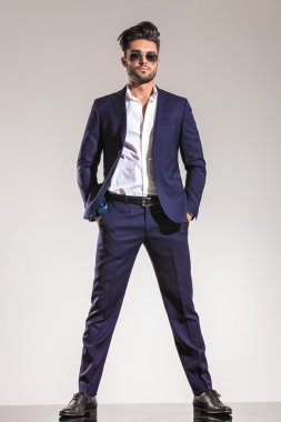 Kameraya bakarak zarif iş adamı 