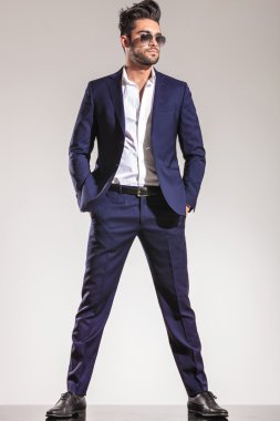 cebinde her iki el ele tutuşarak yakışıklı genç iş adamı