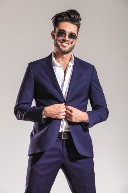 Mutlu genç iş adamı ceketini kapanış.