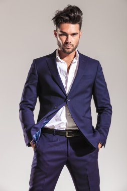 cebinde her iki el ele tutuşarak iş adamı 