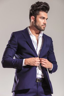 Ceketini kapanış yakışıklı genç iş adamı.