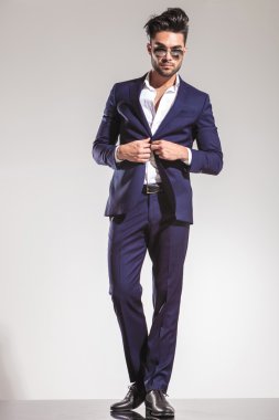  onun düğmesini kapatılması sırasında ayakta iş adamı