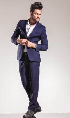 Ceketini kapanış yakışıklı genç iş adamı