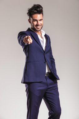 Kendine güvenen genç bir iş adamı seni işaret ediyor..