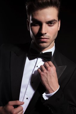 Yakışıklı genç iş adamı onun papyon sabitleme