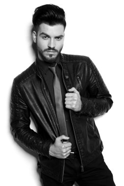 Ceketini çekerek genç iş adamı