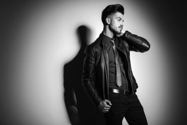  Elini boynuna holding iş adamı.