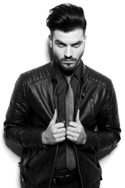 Ceketini birlikte çekerek iş adamı 