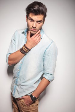 Yakışıklı genç moda adam sakalını sevişme
