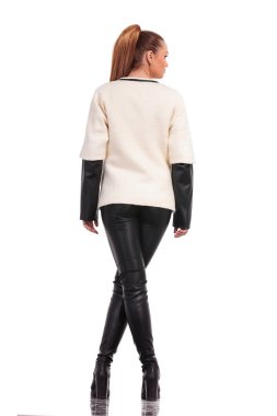 Arkadan görünüş duran seksi genç moda kadın