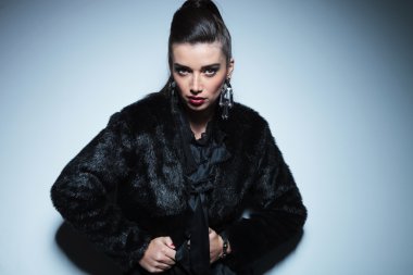 Kameraya bakarak muhteşem moda kadın 