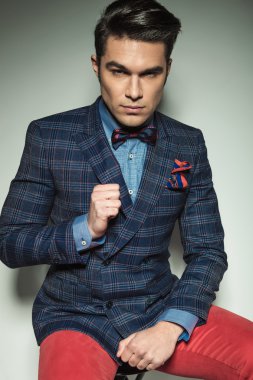 Oturan bir yakışıklı moda adam portresi