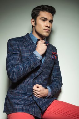yakışıklı smart casual adam onun papyon sabitleme 
