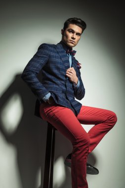 Yakışıklı moda adam görünümünü 