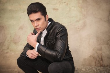  çene için parmağını tutan moda adam