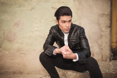 Ellerini bir arada tutan geçici moda adam