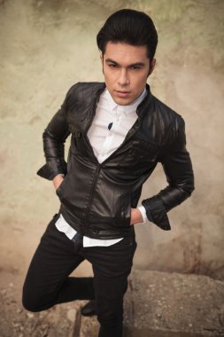 Her iki ellerini ceplerine tutan geçici moda adam 