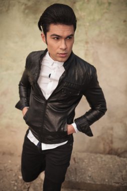 Poz bir rahat moda adam resmi