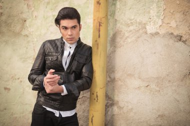 moda adam uzakta kameradan bakan