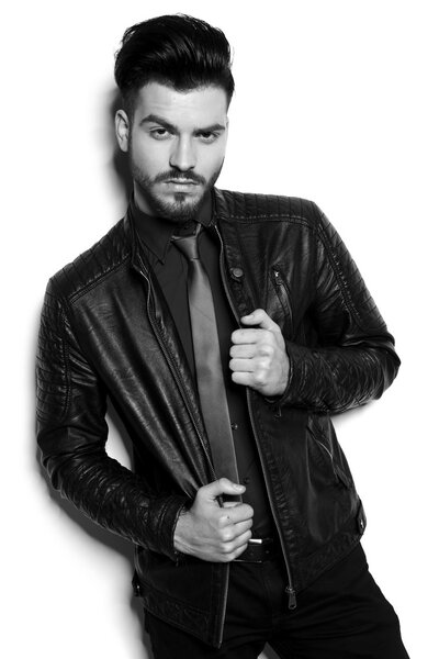 молодой бизнесмен тянет пиджак
