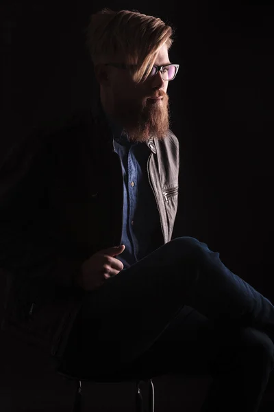Blond hipster człowiek siedzi na krześle — Zdjęcie stockowe