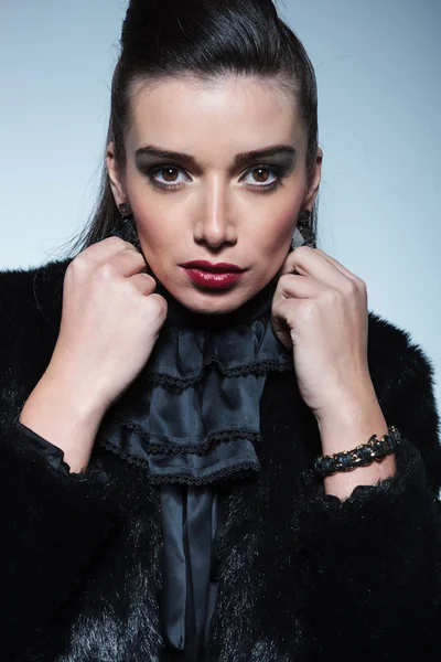 Bela jovem mulher da moda puxando seu colar — Fotografia de Stock