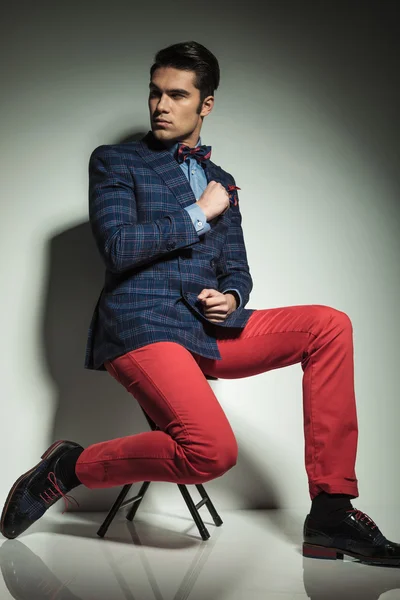 よそ見しながら椅子に座ってファッション男 — ストック写真