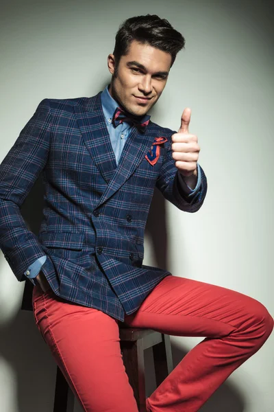 Fashion man showing the thumbs up gesture — Stock Photo, Image