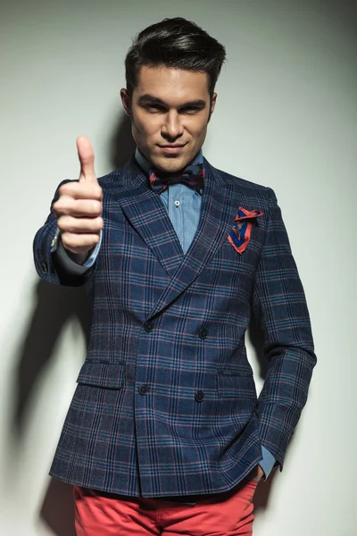 Sorrindo homem de moda mostrando os polegares para cima gesto — Fotografia de Stock