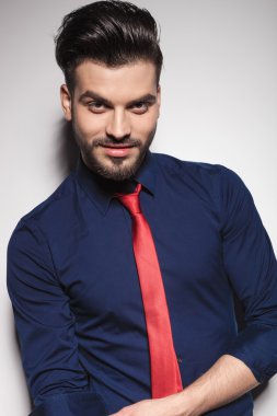  Kameraya gülümseyen yakışıklı genç iş adamı.