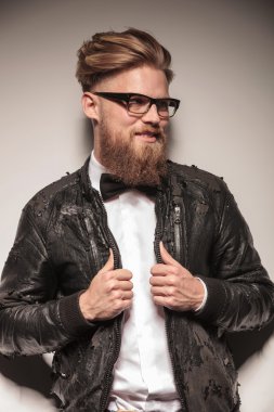 Gülümseyen genç iş adamı uzağa arıyorsunuz 