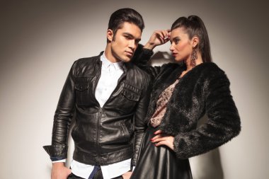 Güzel moda kadın sevgilisi eğilerek