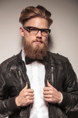 Tasmasını çekerek hipster iş adamı