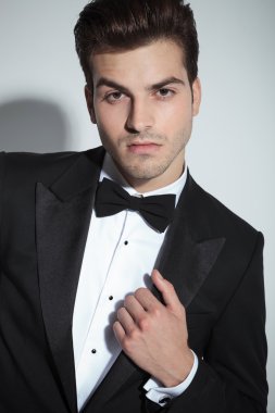  Kameraya bakarak yakışıklı zarif iş adamı