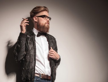 bir sigara hipster genç iş adamı.