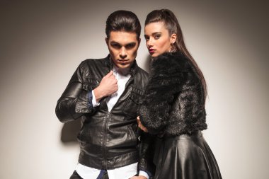 Sevgilisini kucaklayan güzel moda kadın