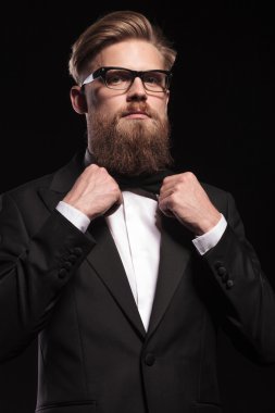 Kameraya bakarak yakışıklı genç iş adamı