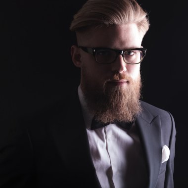 sarışın adam kameraya bakan.